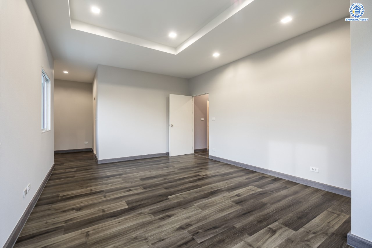 บ้านมือสองตกแต่งใหม่ ม.บางกอกบูเลอวาร์ด ราชพฤกษ์-พระราม5 เนื้อที่ 69 ตร.ว. บนสังคมคุณภาพ SC Asset* ฟังก์ชันพร้อม 3 ห้องนอน 4 ห้องน้ำ 1 ห้องแม่บ้าน จอดรถได้ 2 คัน บนทำเลติดถนนราชพฤกษ์ ใกล้วงเวียนพระรามห้า, ทางด่วนศรีรัช และเพียง 10 ถึงรถไฟฟ้า "สถานีบางรักใหญ่"